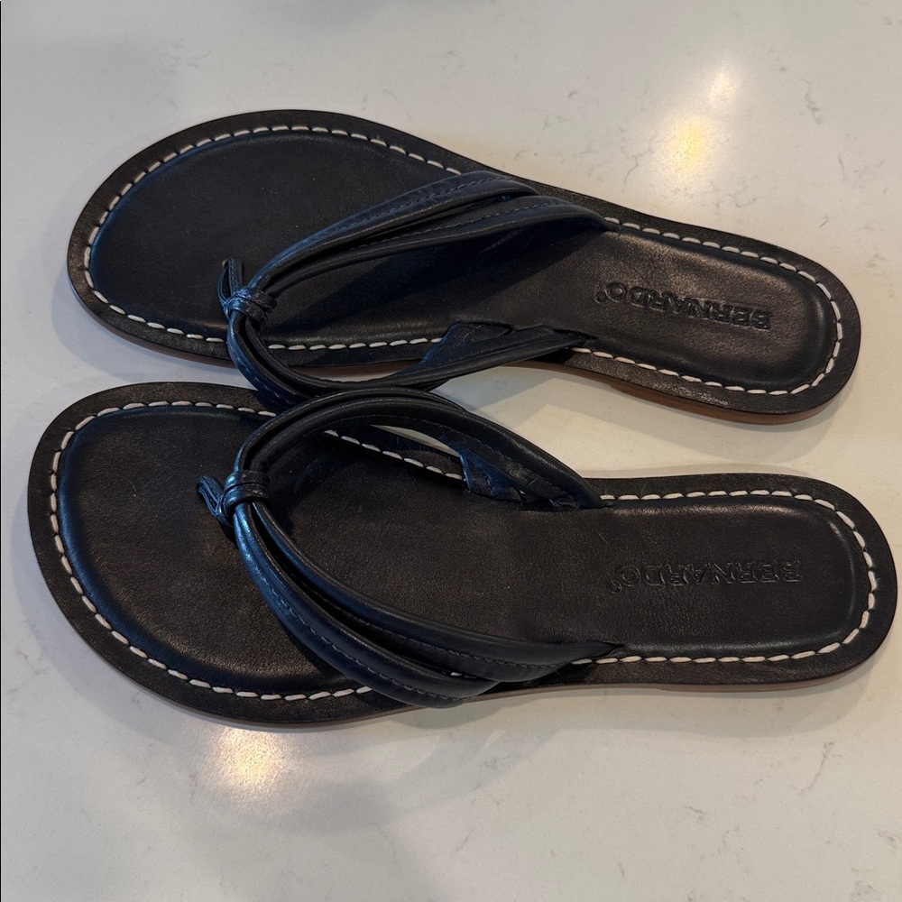 Bernardo Miami Black Leather Thong Sandals Size 9M Genuine Leather - Picture 2 of 4